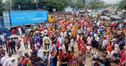 চট্টগ্রামে শ্রমিকদের সড়ক অবরোধ, নগরজুড়ে তীব্র যানজট