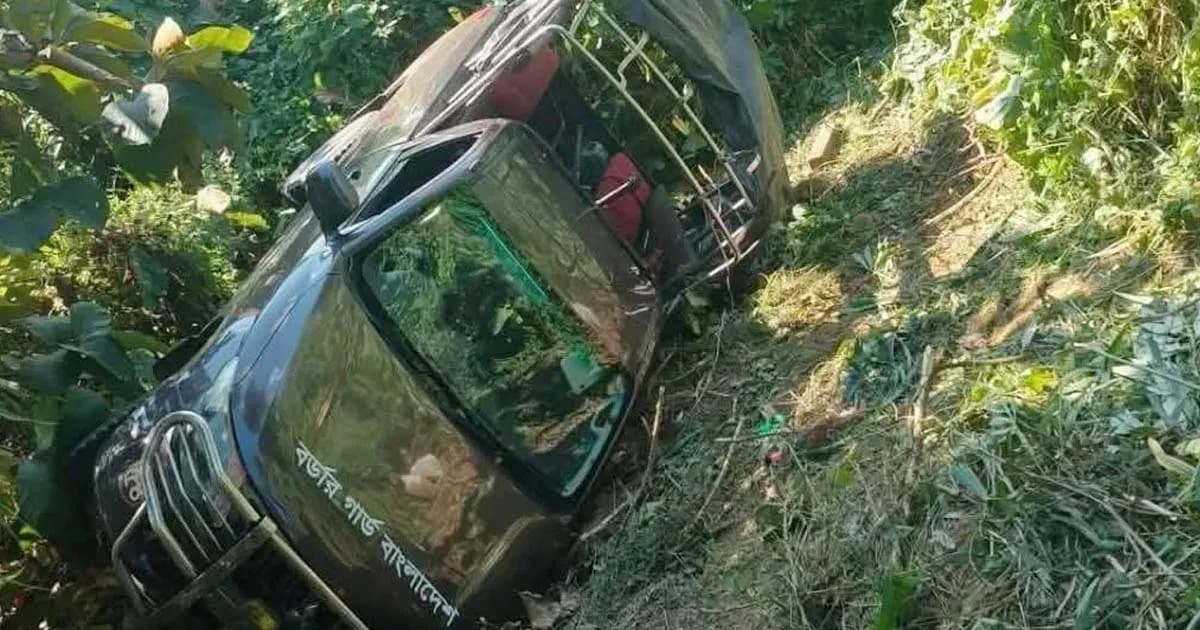 সাজেকে বিজিবির টহল গাড়ি খাদে