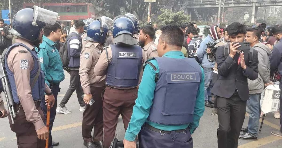 শিক্ষার্থীদের অবরোধে ফার্মগেট অচল, আলোচনার প্রস্তাব পুলিশের