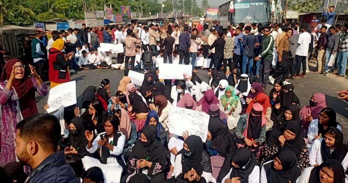 শিক্ষার্থীদের ঢাকা-বরিশাল মহাসড়ক অবরোধ