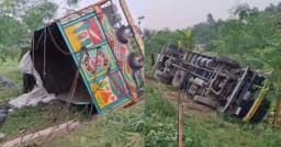 ঢাকা-টাঙ্গাইল মহাসড়কে রডবোঝাই ট্রাক উল্টে নিহত ১৫