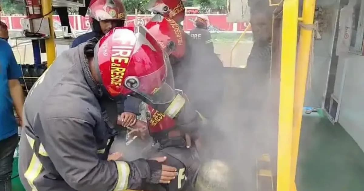মুন্সীগঞ্জের ধলেশ্বরী নদীতে ভাসমান ফিলিং স্টেশনে আগুন