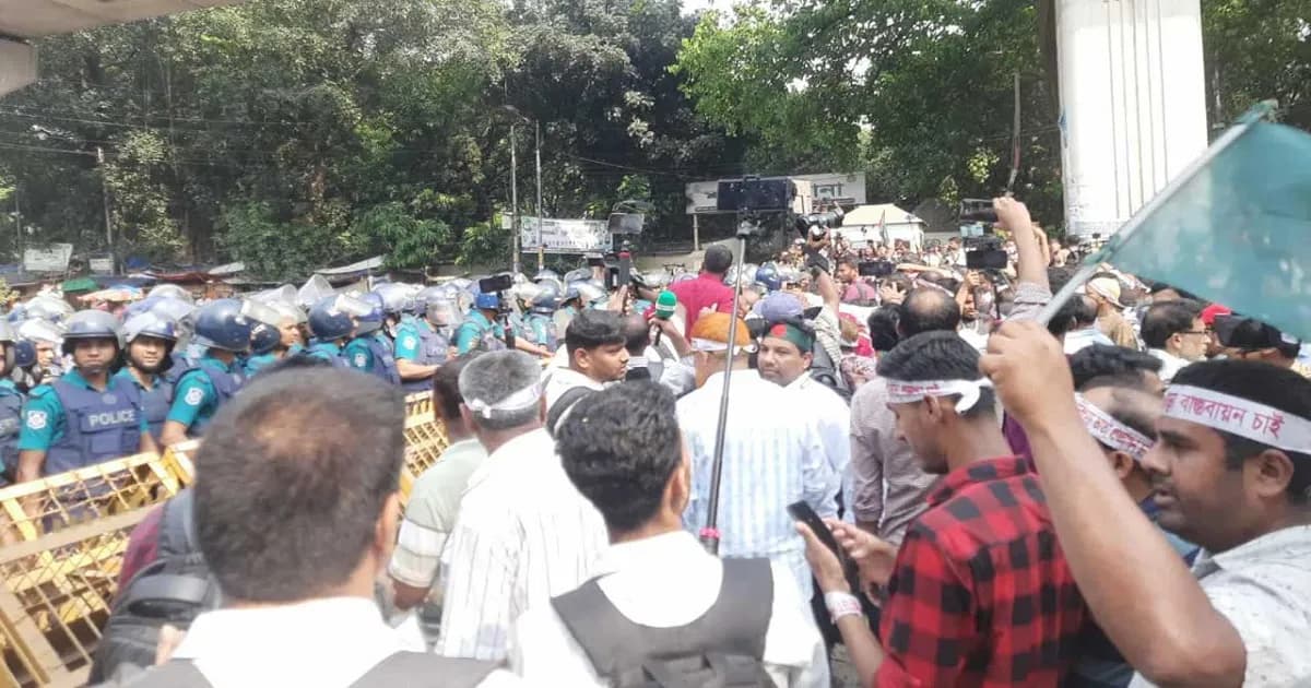 শাহবাগে পৌঁছানোর আগেই শিক্ষকদের আটকে দিলো পুলিশ