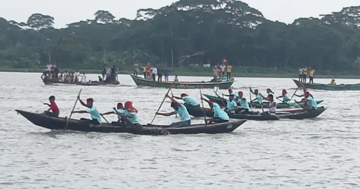 ঝালকাঠির সুগন্ধা নদীতে জমজমাট নৌকা বাইচ