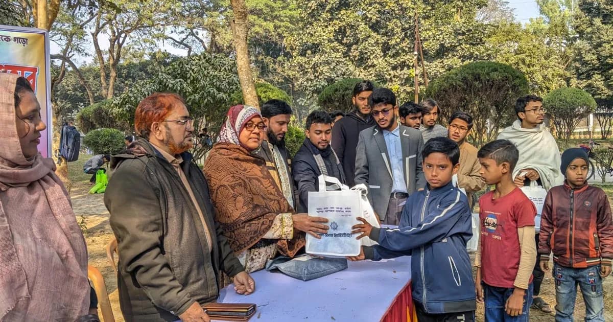ইবিতে ফুলকুঁড়ি আসর তারারমেলা শাখার শীত উপহার বিতরণ
