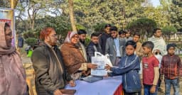 ইবিতে ফুলকুঁড়ি আসর তারারমেলা শাখার শীত উপহার বিতরণ