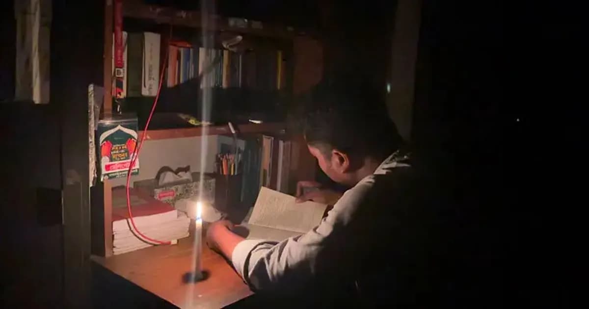 লোডশেডিংয়ে অন্ধকার ইবি, মোমবাতির আলোয় পড়ছেন শিক্ষার্থীরা