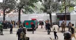 গুলশানে খালেদা জিয়াকে শেষ শ্রদ্ধা জানাচ্ছেন স্বজন ও নেতাকর্মীরা