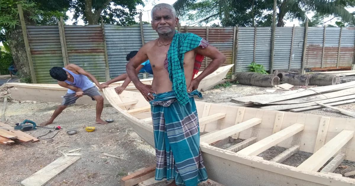 বর্ষার আগমনে শিবচরে নৌকা তৈরিতে ব্যস্ত কাঠ মিস্ত্রিরা