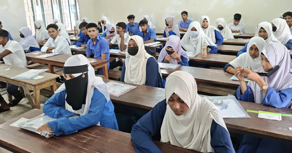 মেহেরপুরে এসএসসি ও সমমান পরীক্ষা শুরু, ১৬ কেন্দ্রে ৮৩১৩ পরীক্ষার্থী