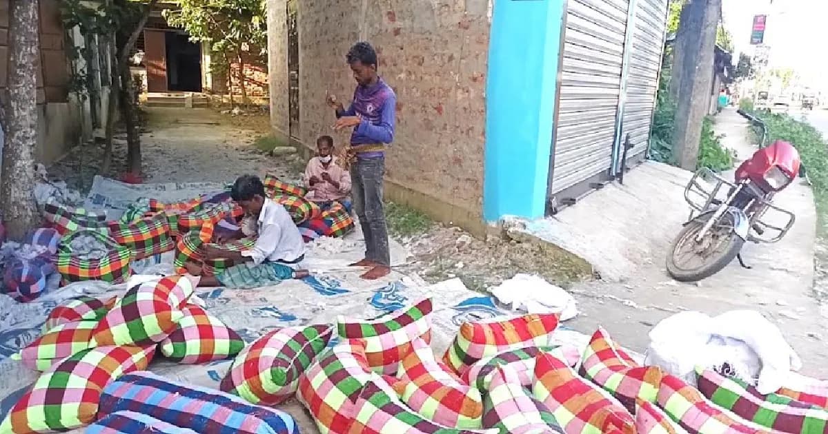 শীতের আগমনে ব্যস্ততা বেড়েছে লেপ-তোশকের কারিগরদের