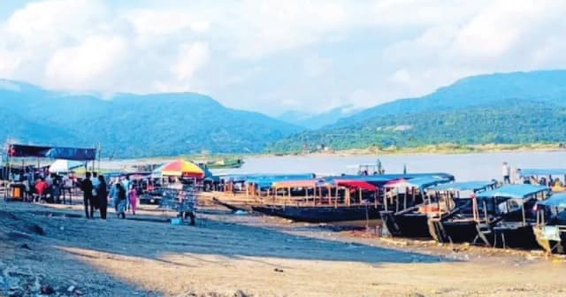 সাদাপাথরে পর্যটকবাহী ছাড়া সবধরণের নৌকা চলাচলে নিষেধাজ্ঞা