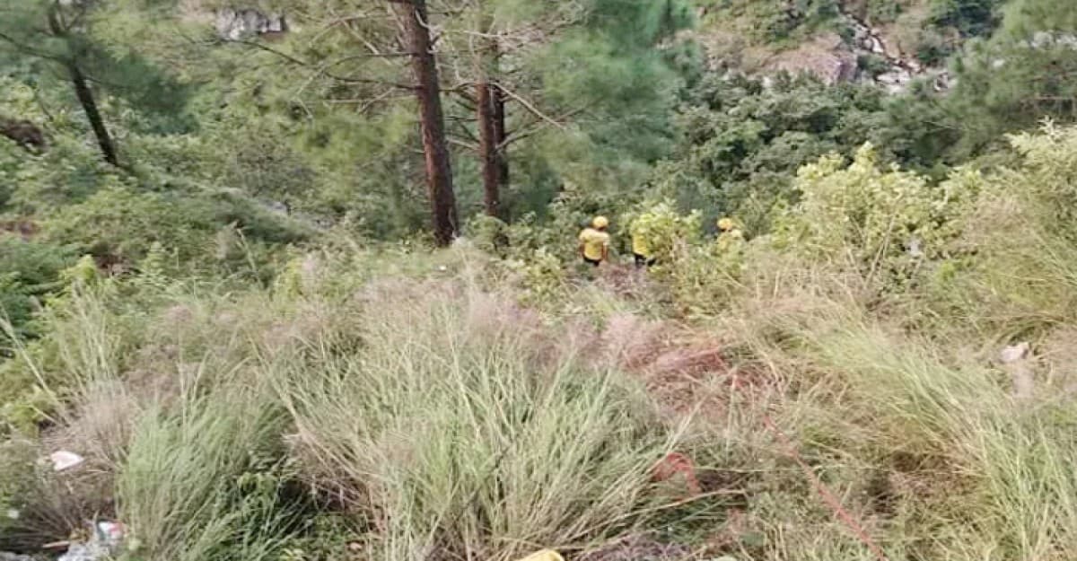 বিয়েবাড়ির বাস খাদে পড়ে নিহত ২৫