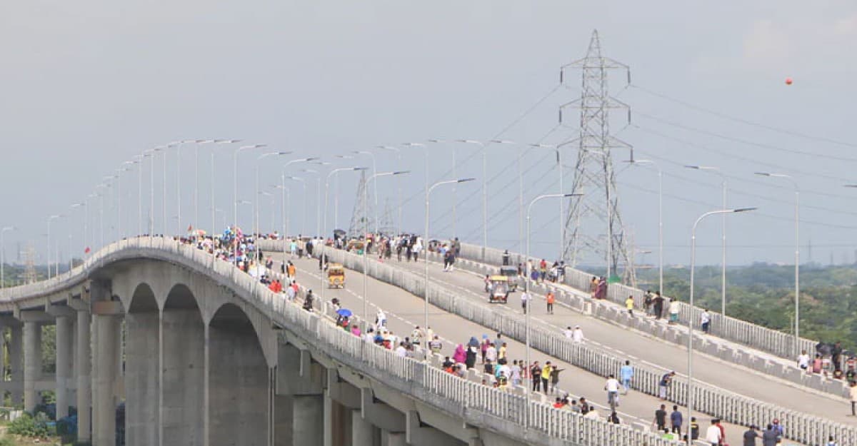 তৃতীয় শীতলক্ষ্যা সেতু হেঁটে পার হতে মানুষের ঢল