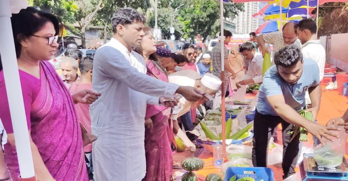 আজিমপুরে কৃষক বাজার উদ্বোধন