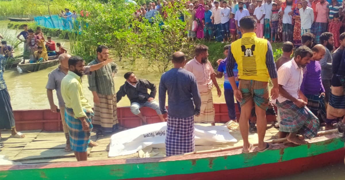 ঘূর্ণিঝড় সিত্রাং এর প্রভাবে লোহালিয়া নদীতে ট্রলার ডুবি