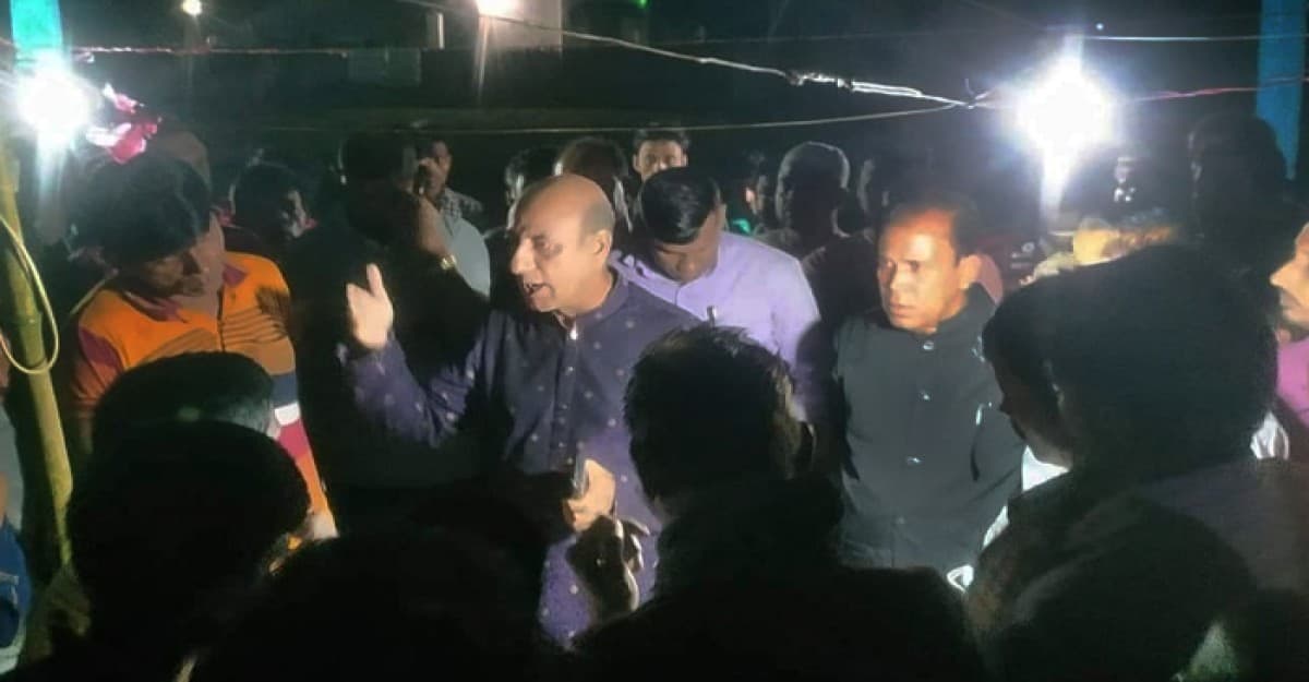 জুয়া খেলা বন্ধ করতে বলায় পুলিশ সদস্যদের লাঞ্চিত