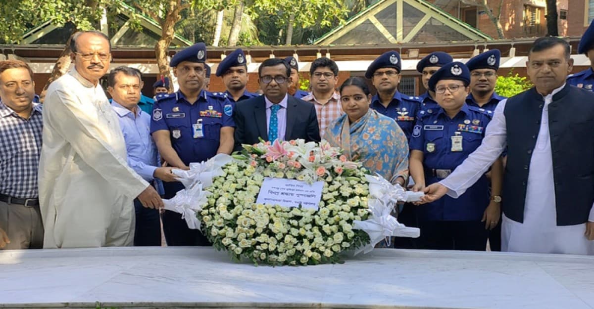 বঙ্গবন্ধুর সমাধিতে জননিরাপত্তা বিভাগের সিনিয়র সচিব এর শ্রদ্ধা