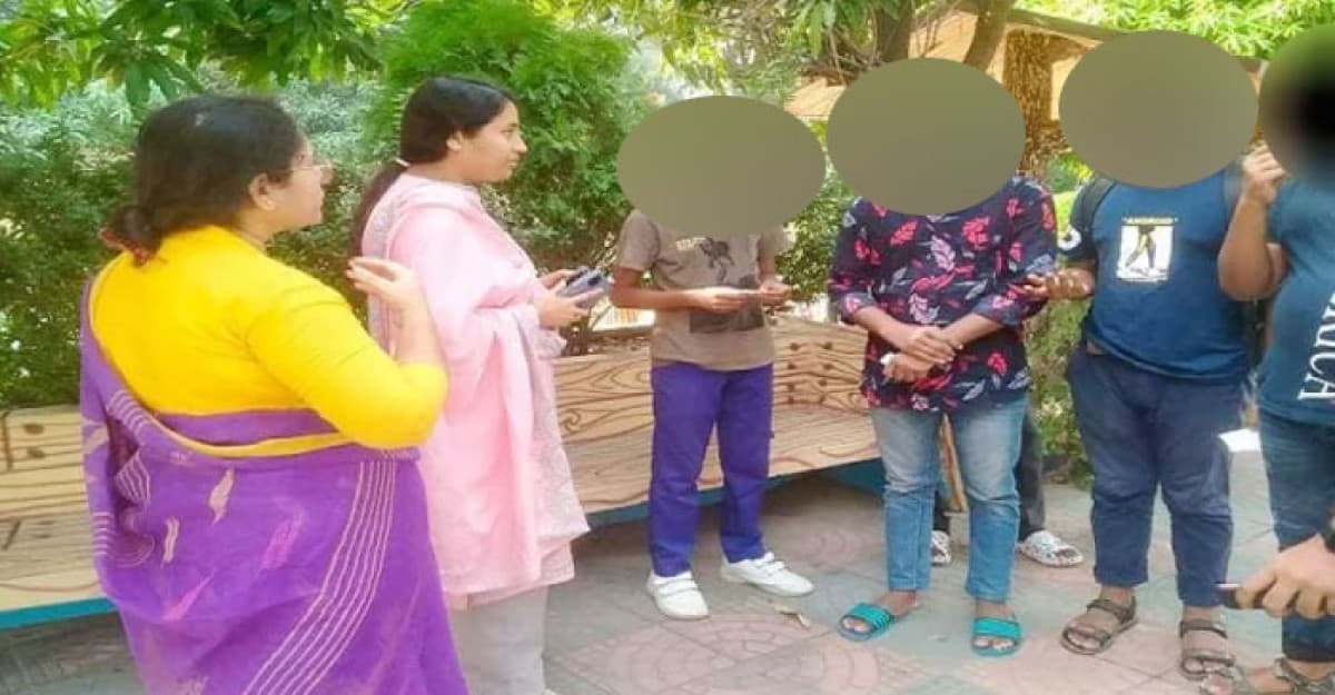 শিক্ষার্থীদের ব্যাগে কনডম, ডাকা হলো অভিভাবককে