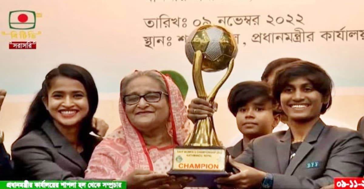 সাফজয়ী নারী ফুটবল দলকে সংবর্ধনা দিলেন প্রধানমন্ত্রী