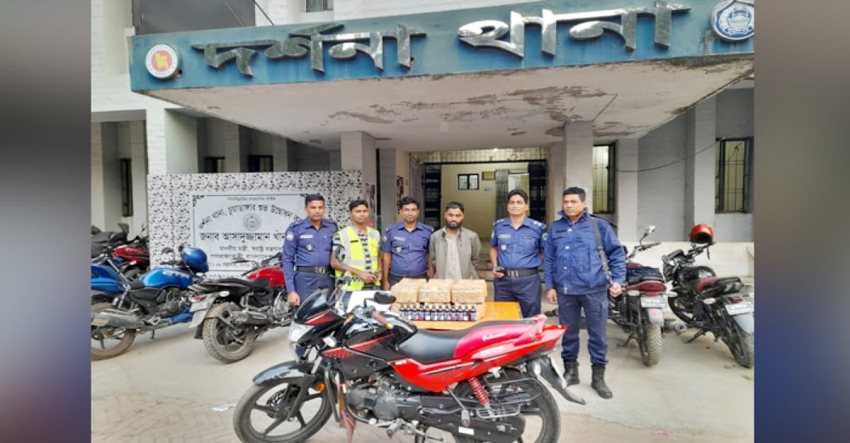 দর্শনায় ৩শ বোতল ফেনসিডিলসহ মাদক ব্যবসায়ী গ্রেফতার