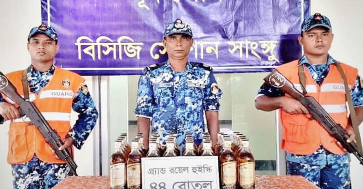 আনোয়ারায় ৪৪ বোতল হুইস্কি জব্দ
