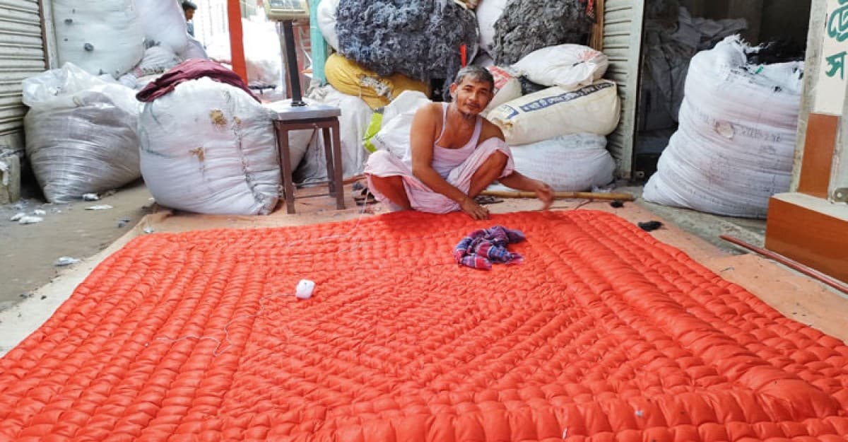 ত্রিশালে লেপ-তোশক তৈরিতে ব্যস্ত কারিগররা