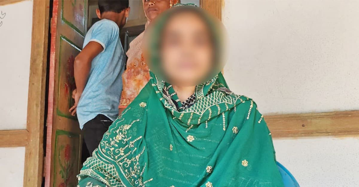 বাউফলে বিয়ের দাবিতে প্রেমিকের বাড়িতে প্রেমিকার অবস্থান