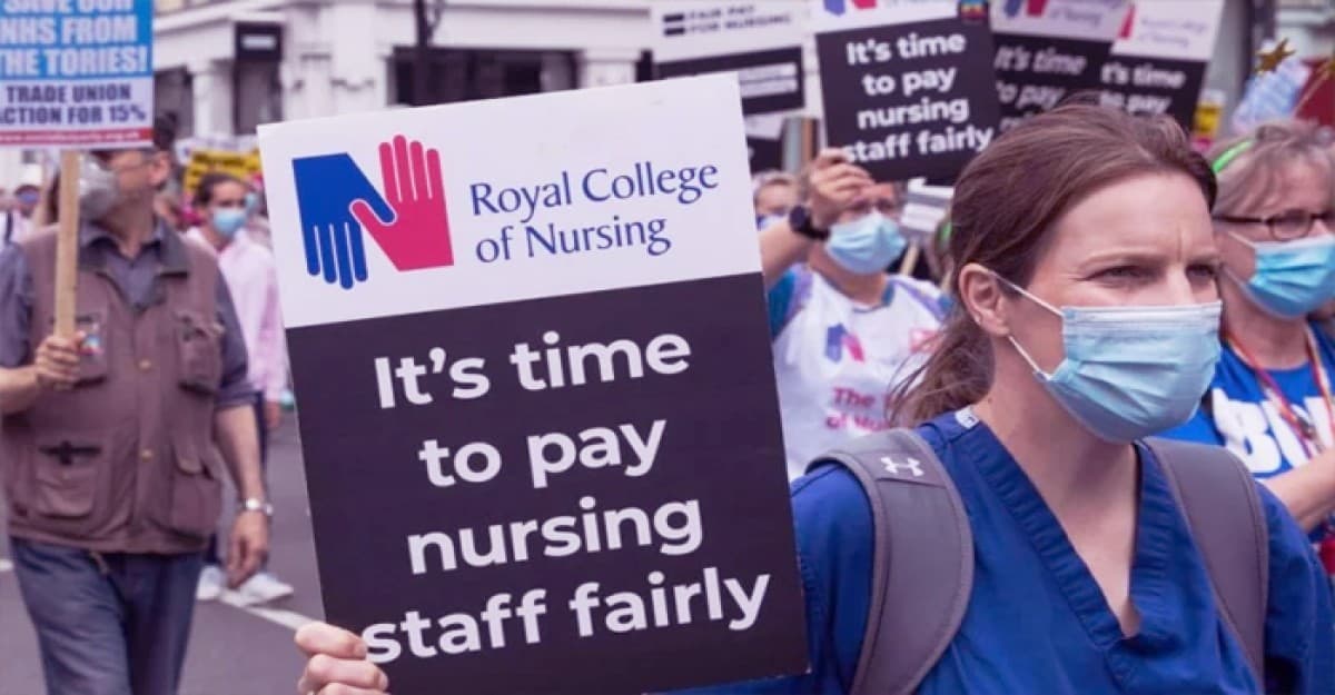 বেতন বাড়ানোর দাবিতে ব্রিটিশ নার্সদের ধর্মঘট