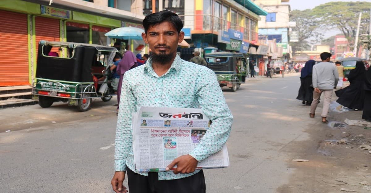 গ্রাহকের হাতে হাতে দৈনিক জনবাণী পৌঁছে দিচ্ছে  হকার মিজানুর রহমান