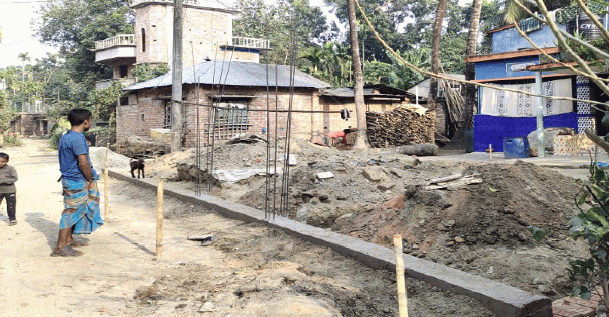 ঝিকরগাছায় সরকারি রাস্তার উপর পাকা বসতঘর নির্মাণ