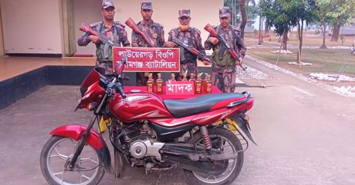 সীমান্তে ড্রেজার মেশিন সহ ভারতীয় মালামাল জব্দ