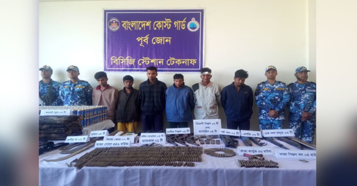 বিপুল অস্ত্রসহ ৬ রোহিঙ্গা ডাকাত আটক