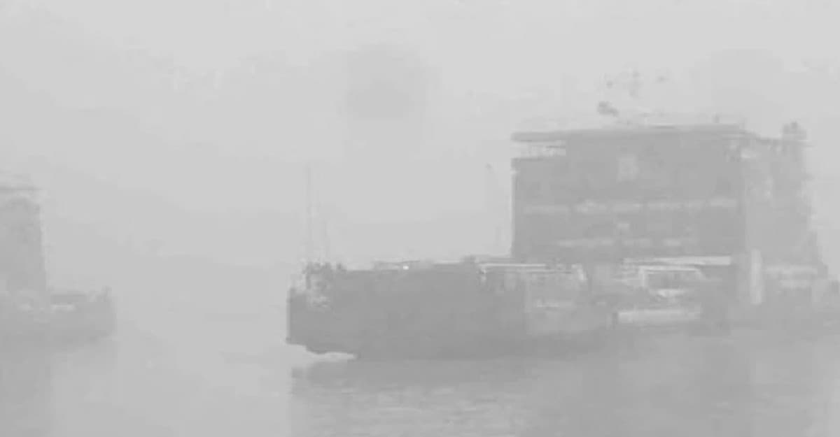 কুয়াশায় মাঝ নদীতে আটকা তিনটি ফেরি