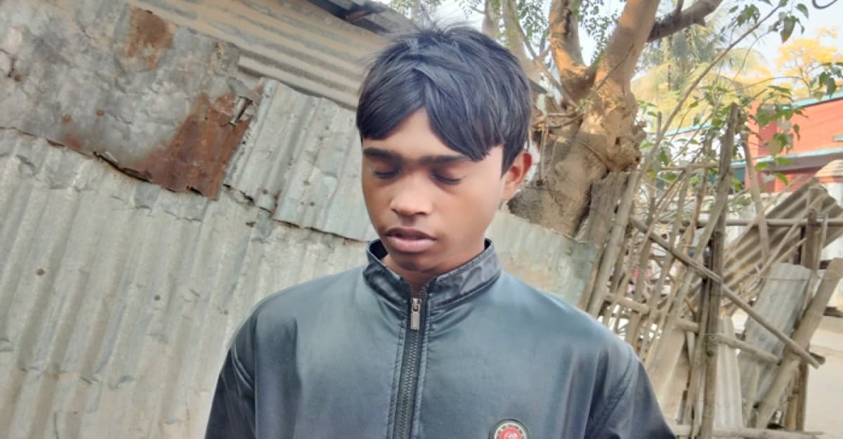 উপার্জনের একমাত্র ভ্যানটি নিয়ে গেলো চোর, কান্না থামছেনা কাজলের