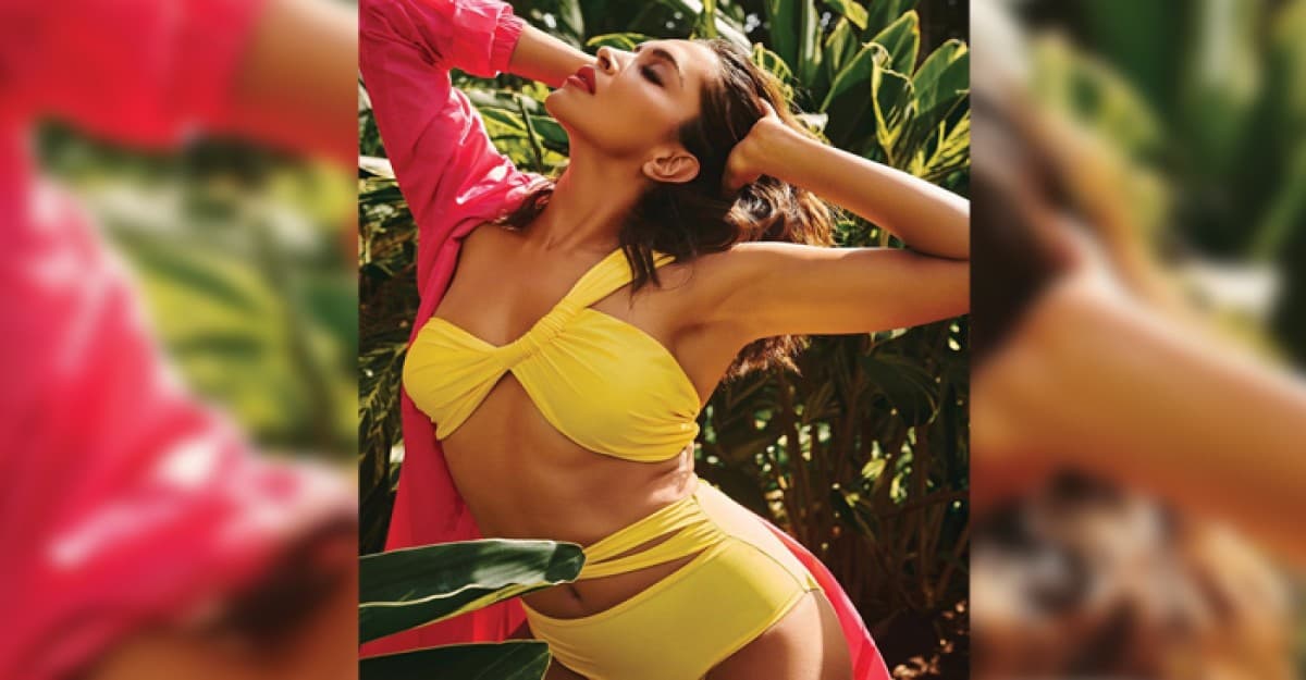 ফের খোলামেলা পোশাকে নতুন লুকে দীপিকা