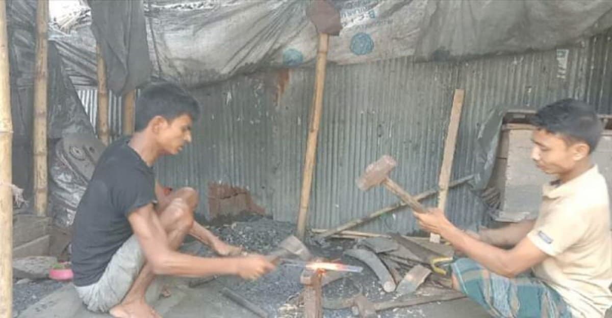 রাজারহাটে অতি কষ্টে কামারদের চলছে জীবন সংগ্রাম