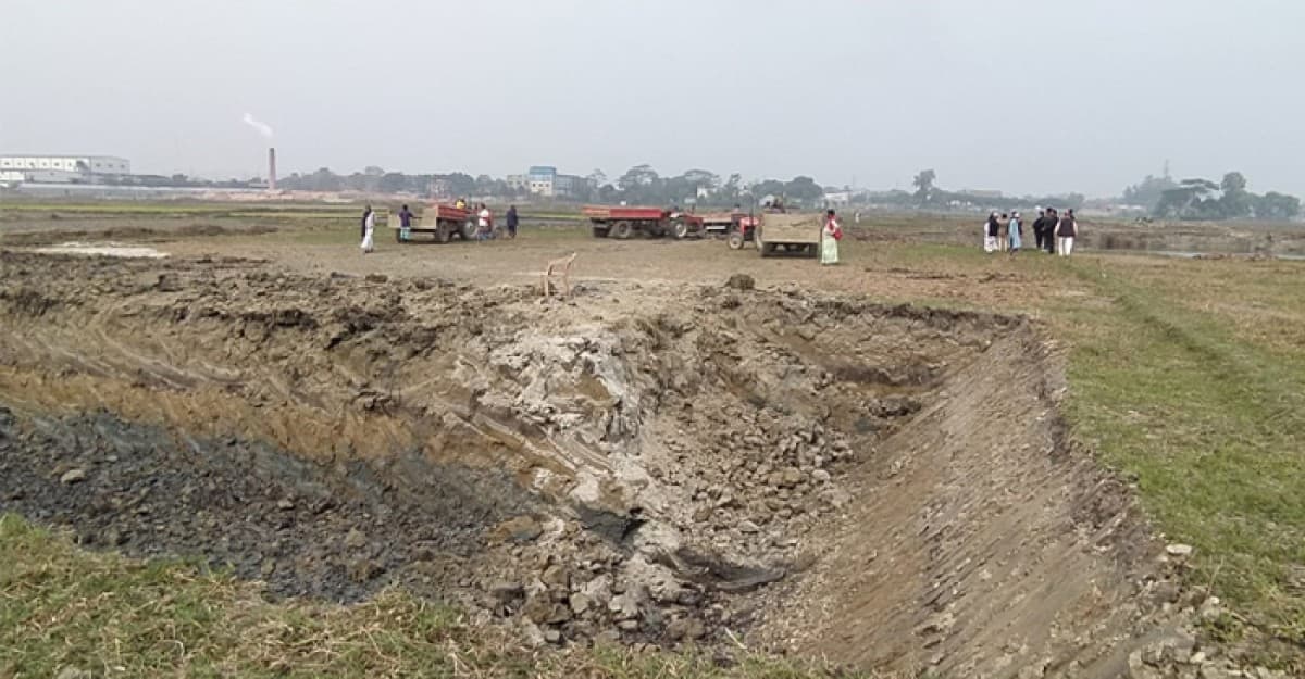 সোনারগাঁয়ে কৃষি জমির মাটি ইটভাটায়, প্রশাসনের হস্তক্ষেপ কামনা