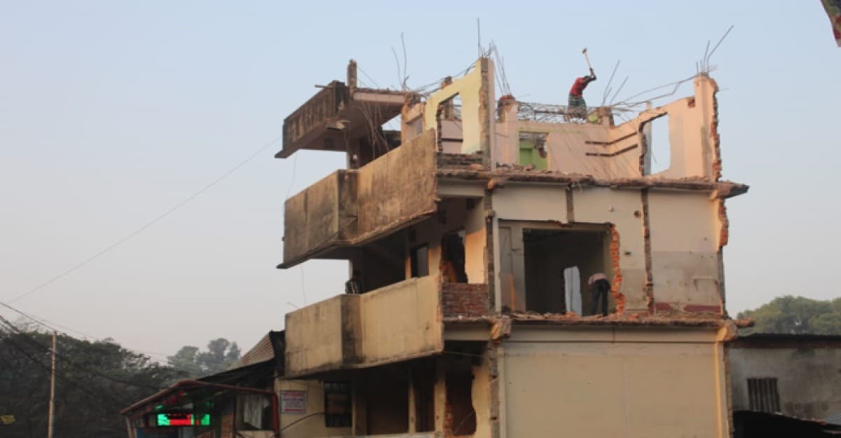 ভাঙ্গা হচ্ছে ষোলশহরের সেই হেলে পরা ভবনটি