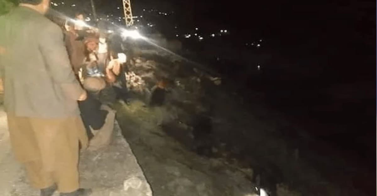 পাকিস্তানে সড়ক দুর্ঘটনায় প্রাণ গেল ৩০ জনের