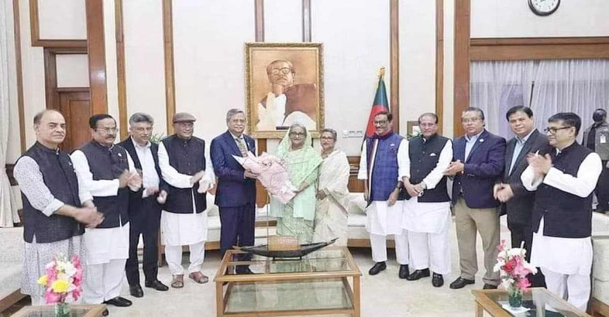 সাহাবুদ্দিন চুপপুকে ফুল দিয়ে বরণ করেছেন প্রধানমন্ত্রী