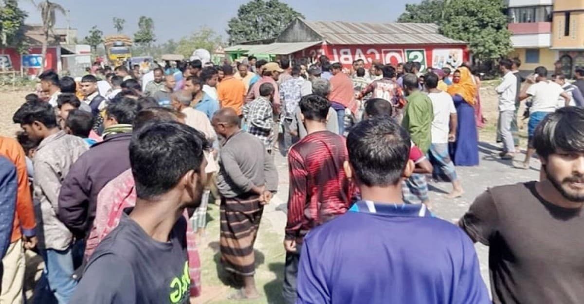 জয়পুরহাটে ট্রাকচাপায় প্রাণ গেল ৫  জনের