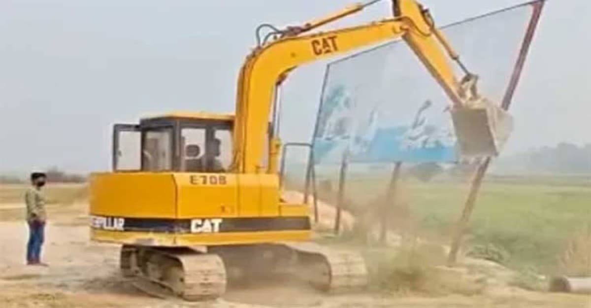 আকসির নগর প্রকল্পের সাইনবোর্ড অপসারণ