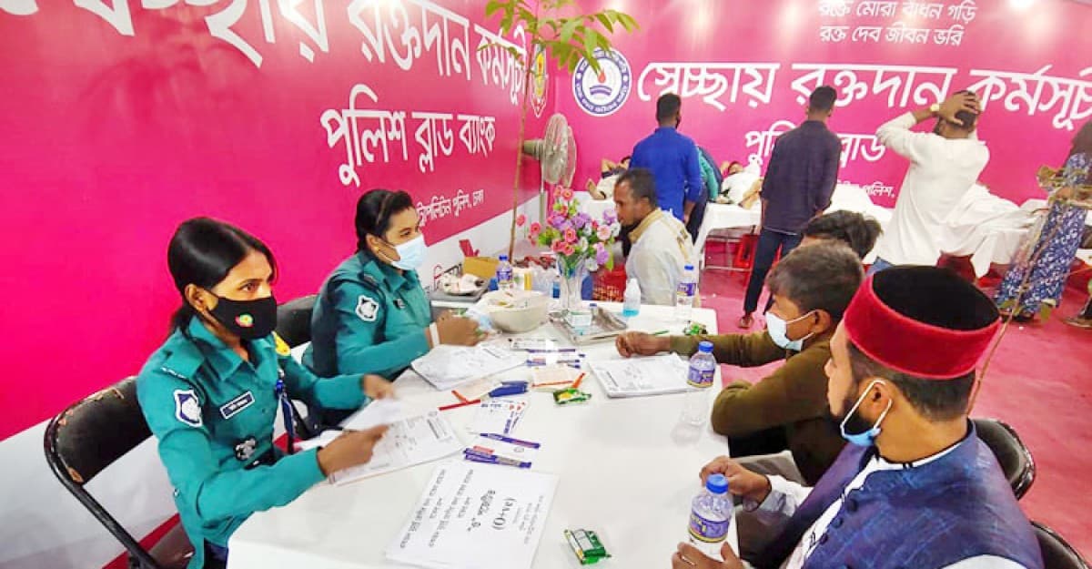 বইমেলায় ডিএমপির স্বেচ্ছায় রক্তদান কর্মসূচি