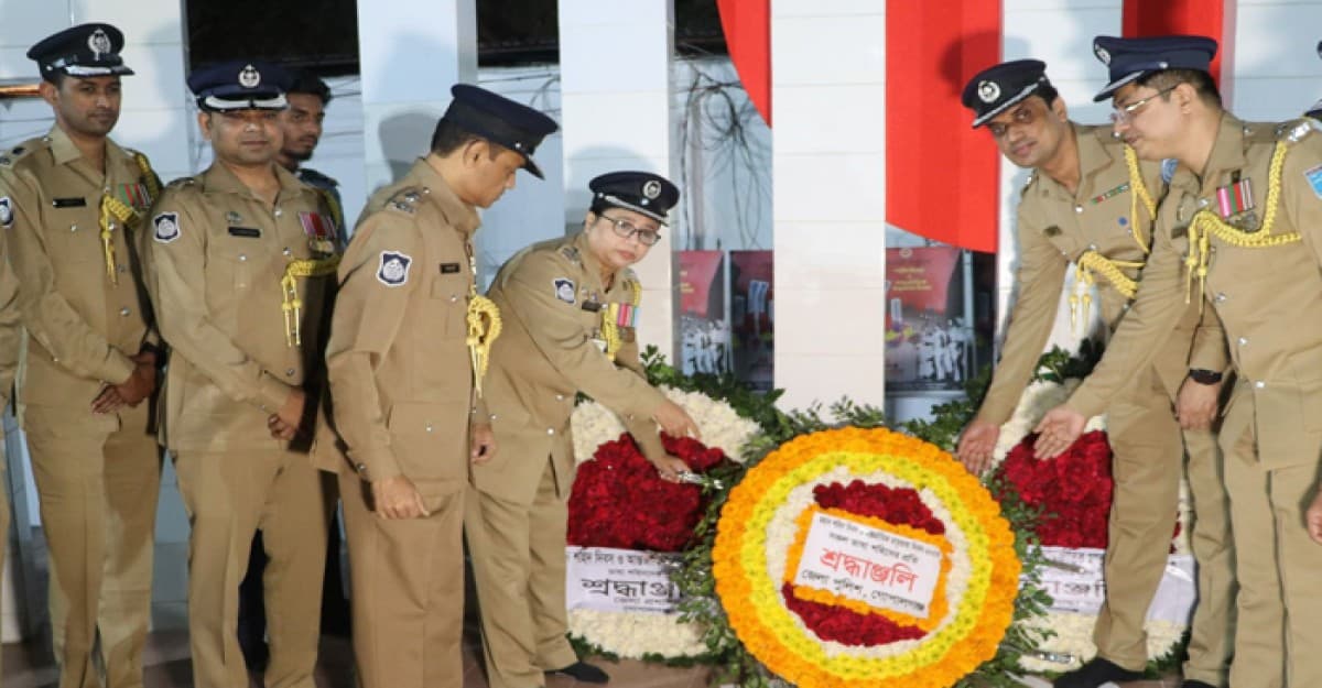 মহান শহীদ দিবস উপলক্ষে গোপালগঞ্জ জেলা পুলিশের শ্রদ্ধা