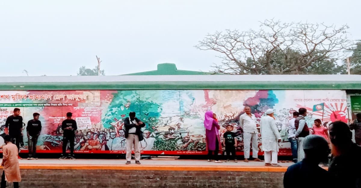 বিরামপুরে শেখ মুজিব ভ্রাম্যমান রেল জাদুঘরে উৎসূক জনতার ভিড়