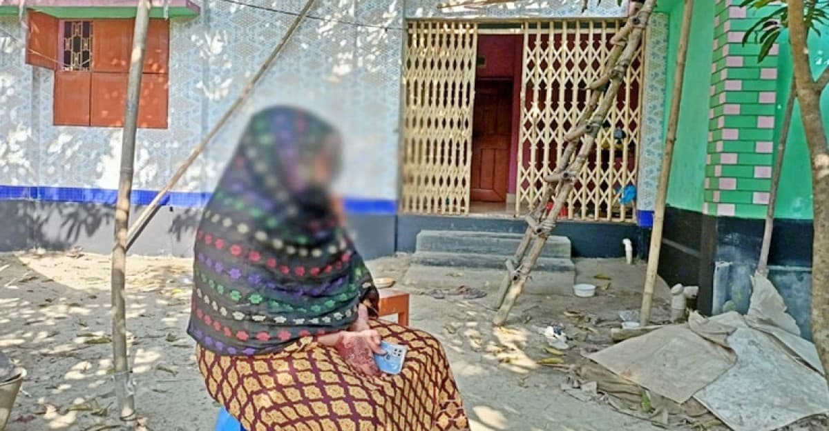 শ্রীপুরে বিয়ের দাবিতে দুই সন্তানের জননীর অনশন