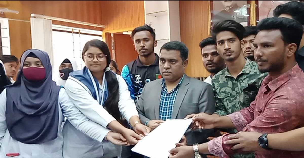 পীরগঞ্জে সড়ক দুর্ঘটনা রোধে শিক্ষার্থীদের স্মারকলিপি