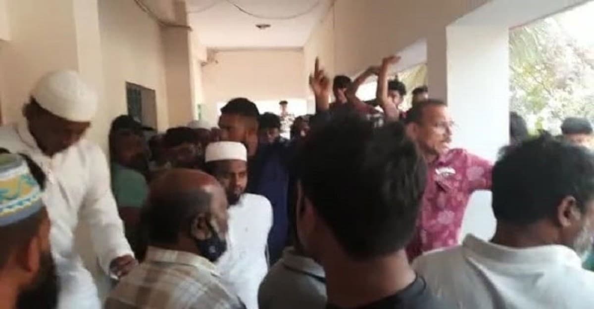 ছাত্রীকে যৌন হয়রানির অভিযোগে মাদ্রাসা শিক্ষক আটক