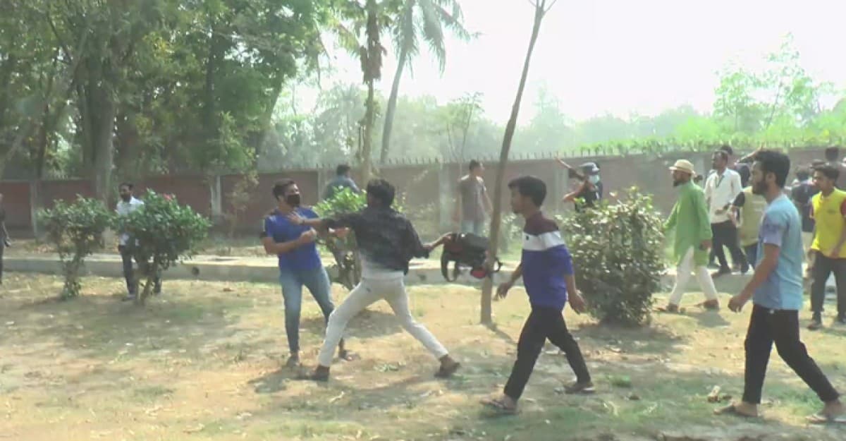 রাবি শিক্ষার্থীদের সাথে স্থানীয়দের দফায় দফায় সংঘর্ষ